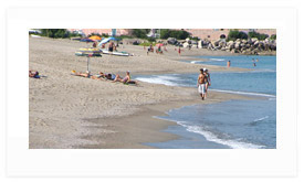 La spiaggia di Tonnarella, sullo sfondo La Cantina di Portorosa
